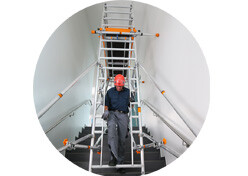 Layher Fahrgerüst Uni Leicht mit Treppen-Kit – Die beste Lösung für sichere Arbeiten im Treppenhaus - Layher Fahrgerüst Uni Leicht mit Treppen-Kit 